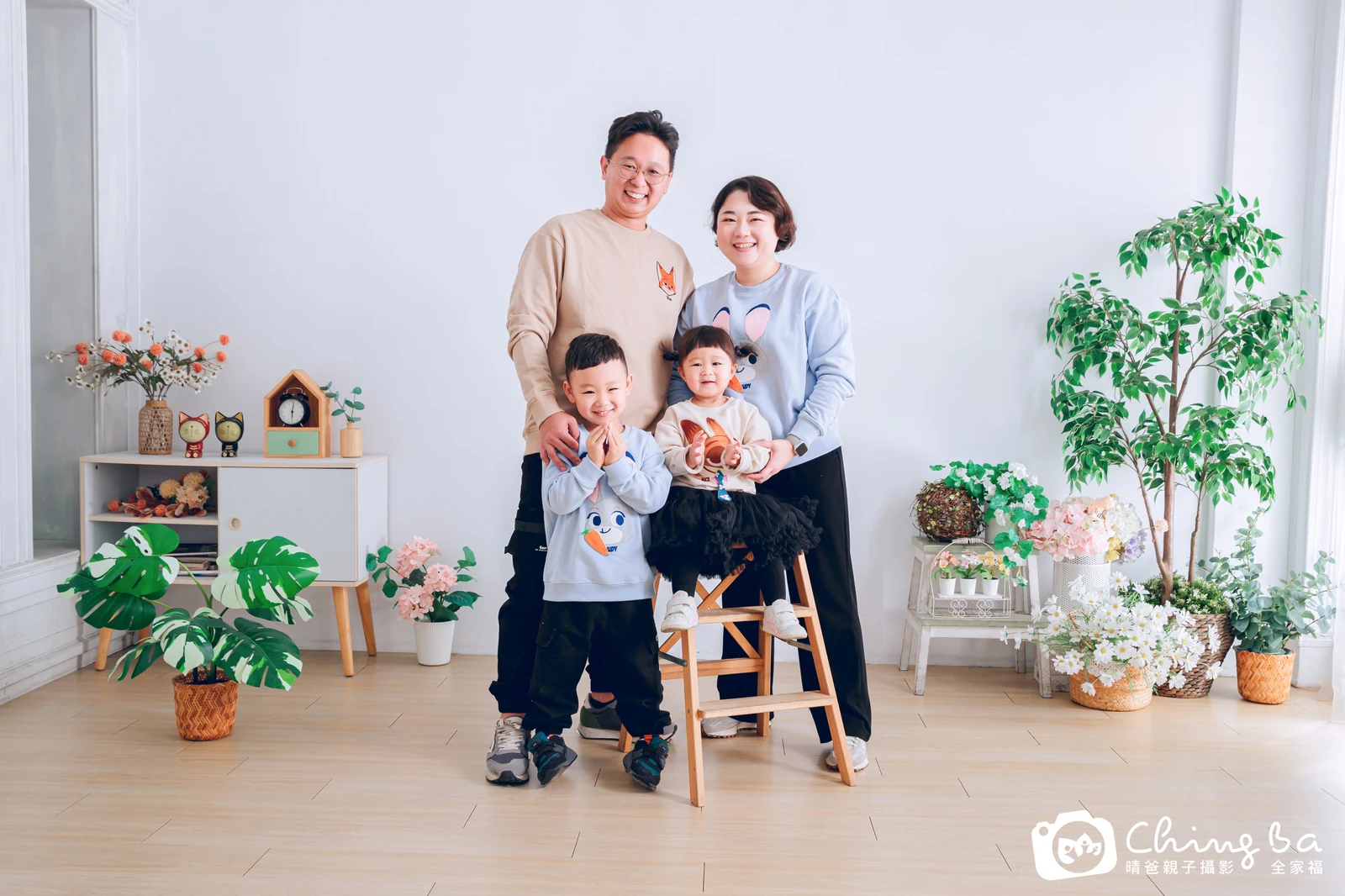 2025 年冬季的家族全家福，2 大 2 小