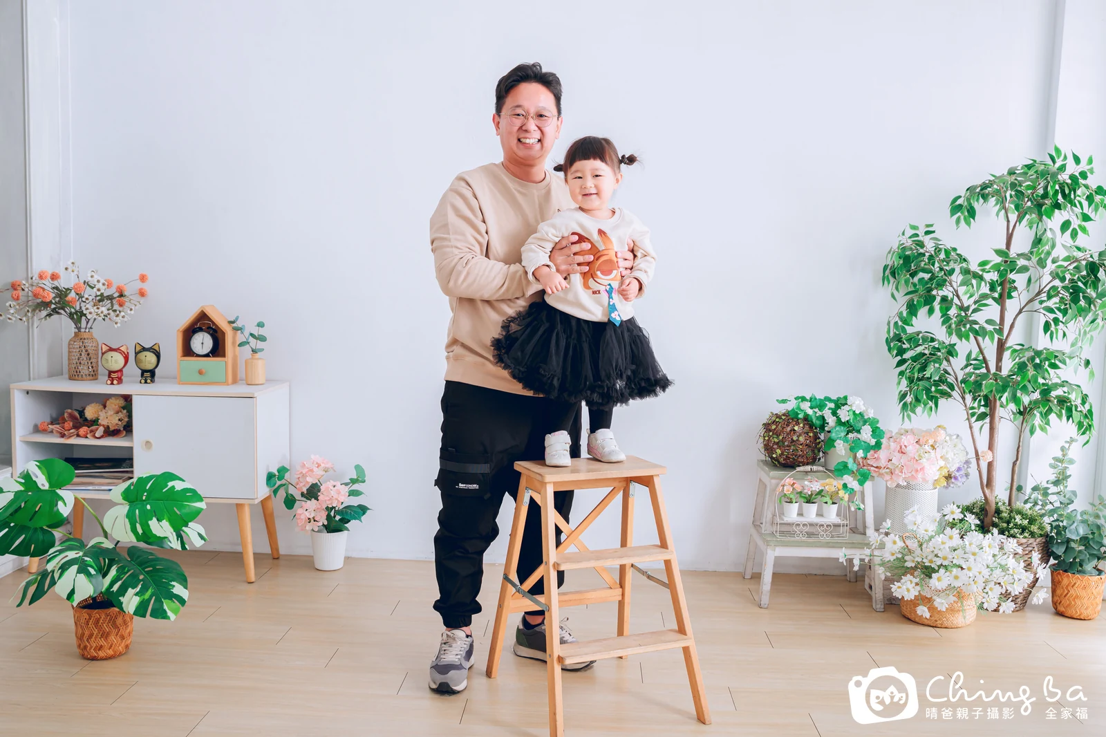 一家人在晴爸攝影棚拍全家福