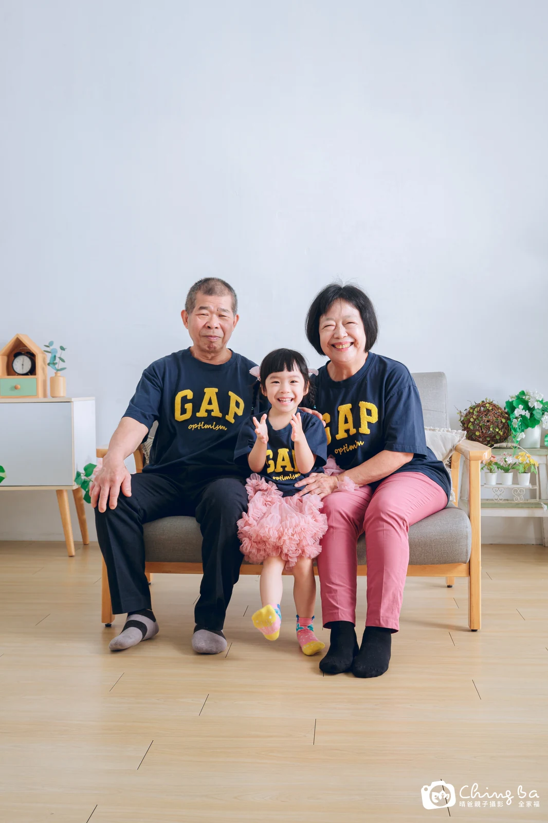 2025 年夏季的家族全家福，5 大 1 小