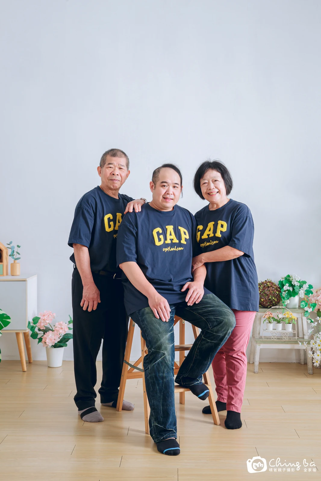 一家人在晴爸攝影棚拍全家福