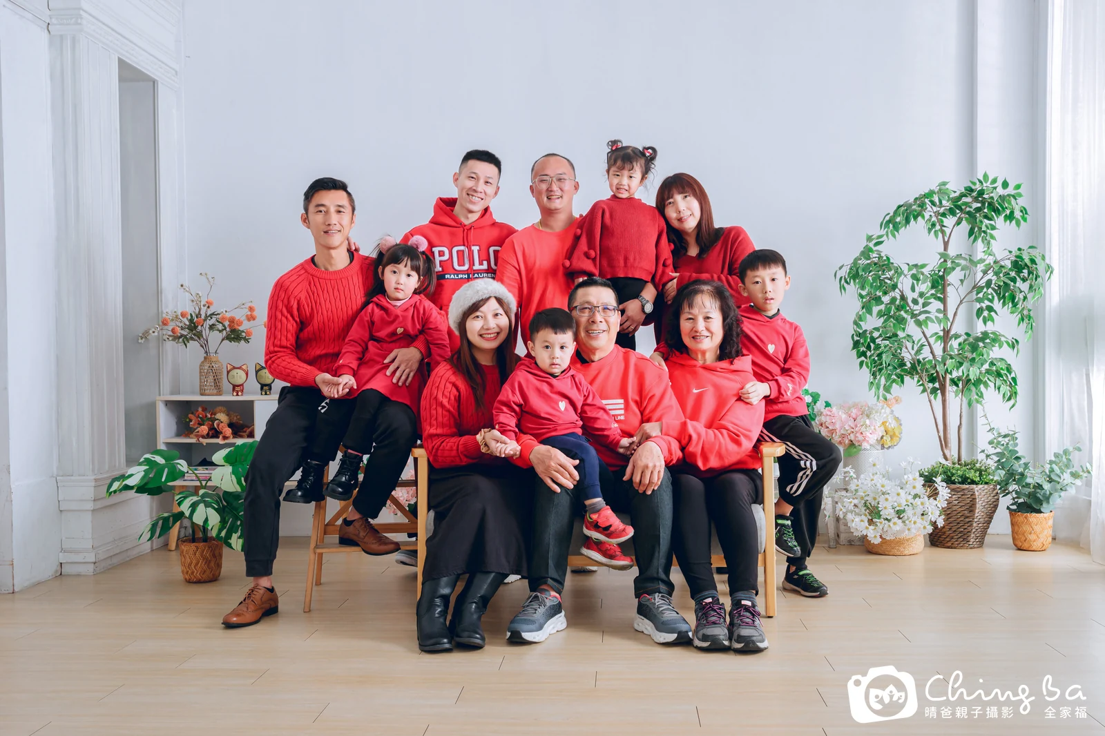 2025 年新春的家族全家福，7 大 4 小