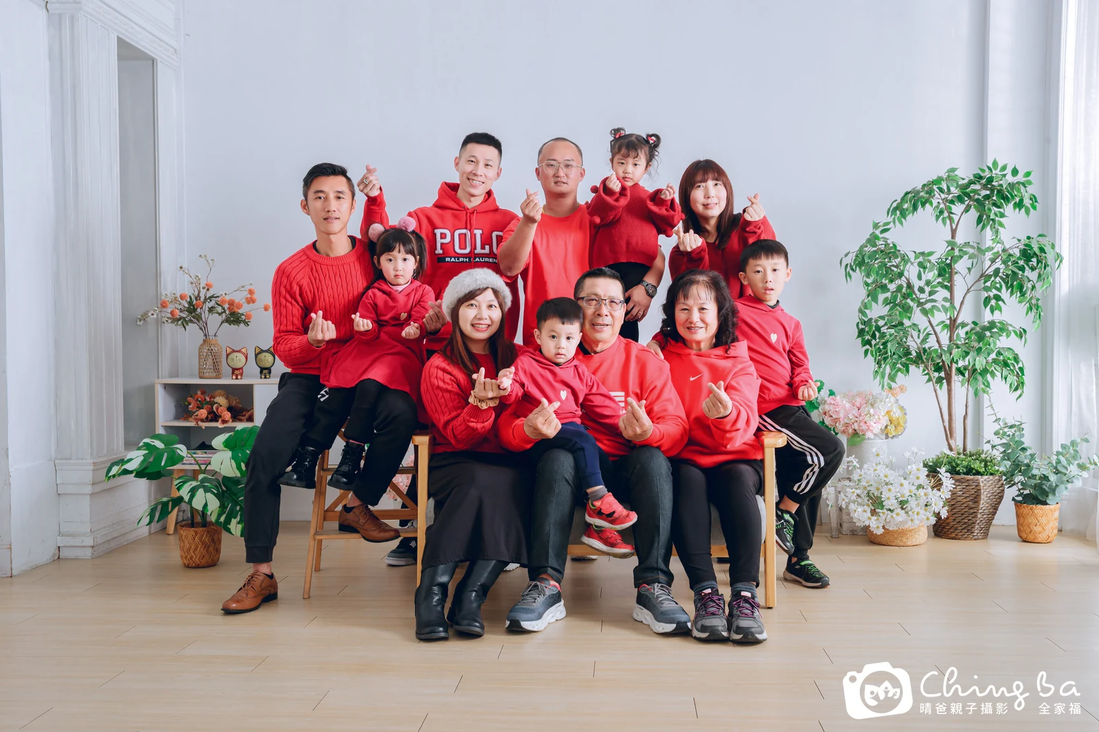 一家人在晴爸攝影棚拍全家福