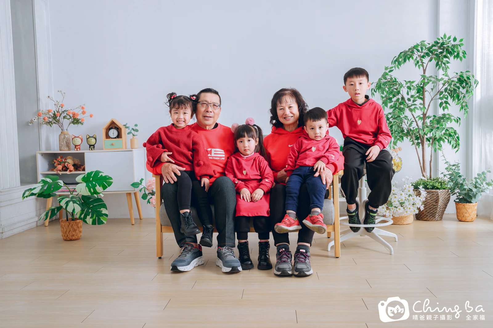 2025 年新春的家族全家福，7 大 4 小