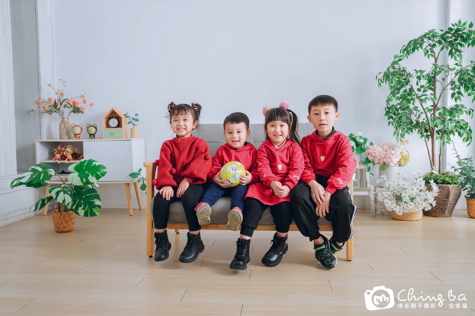 一家人在晴爸攝影棚拍全家福