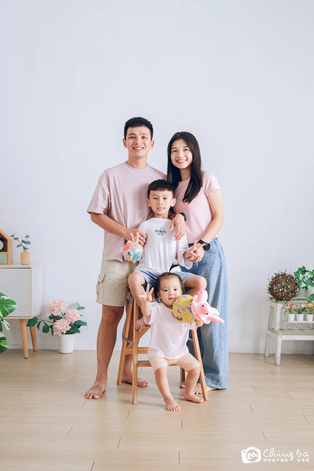 一家人在晴爸攝影棚拍全家福