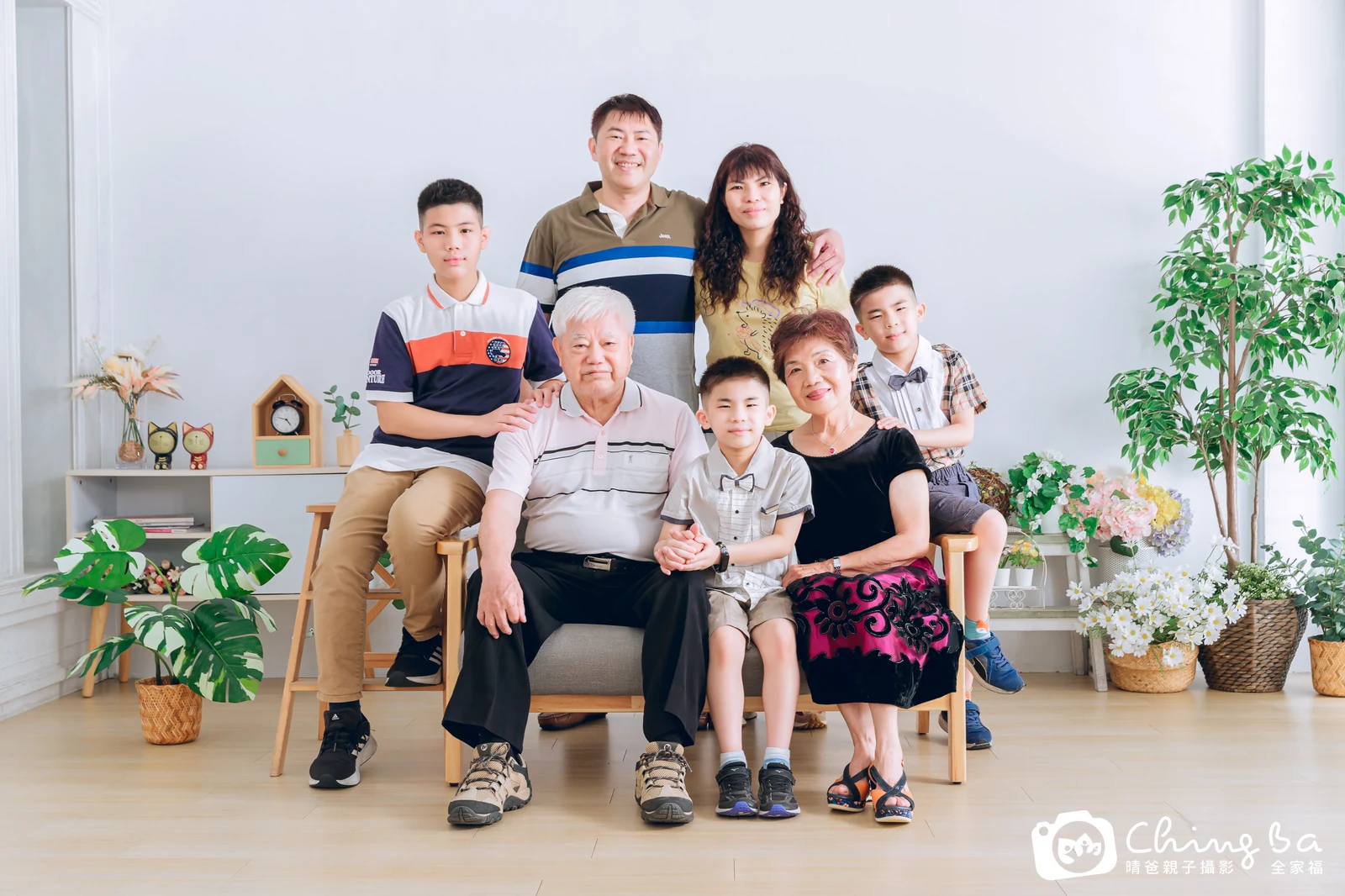 2023 年夏季的家族全家福,8 大 4 小