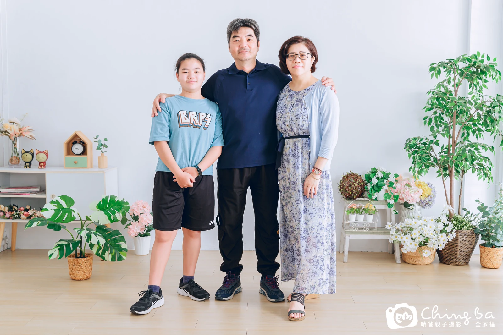 2023 年夏季的家族全家福,8 大 4 小