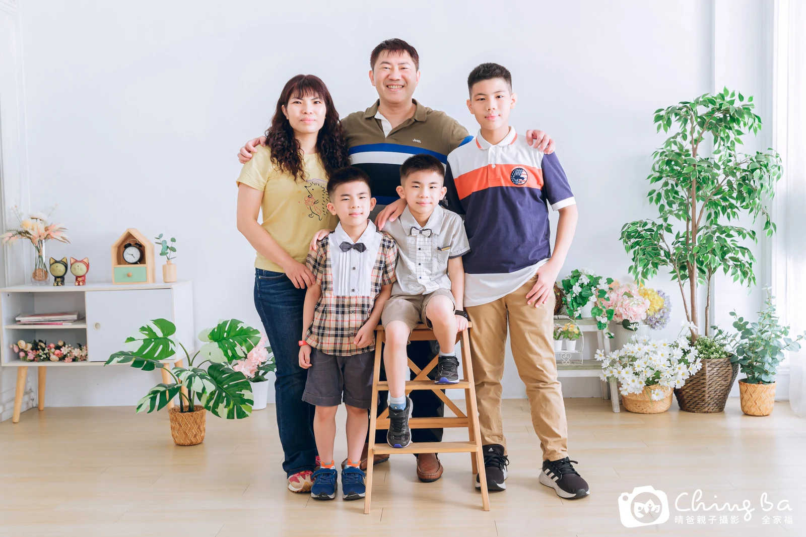 一家人在晴爸攝影棚拍全家福