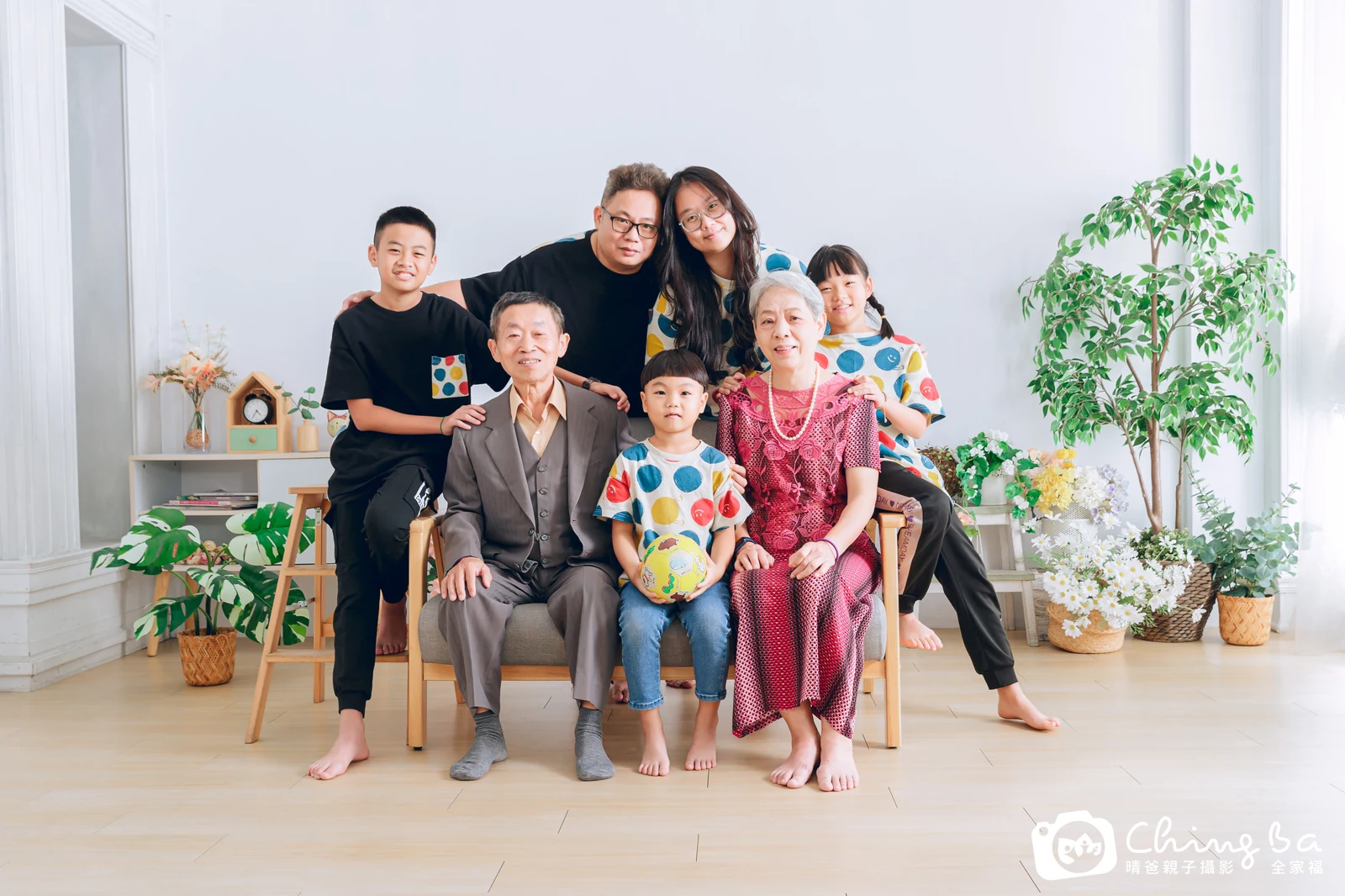 一家人在晴爸攝影棚拍全家福