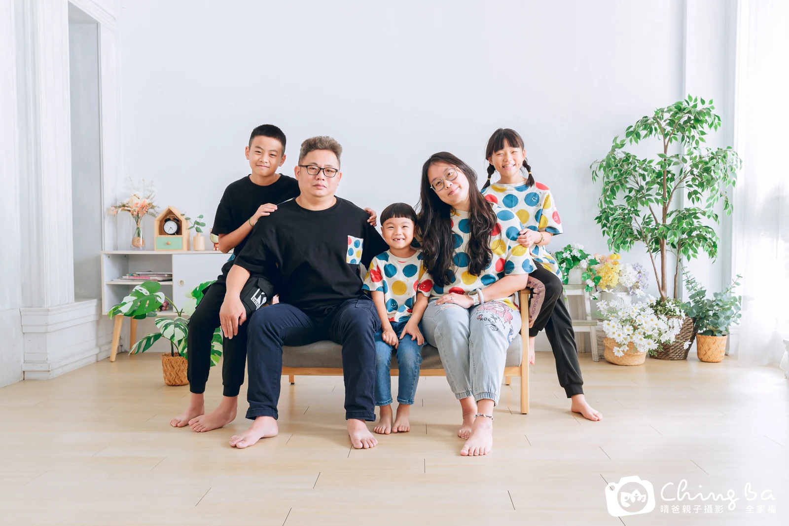 一家人在晴爸攝影棚拍全家福