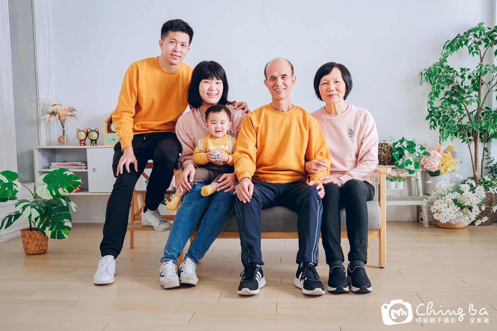 一家人在晴爸攝影棚拍全家福