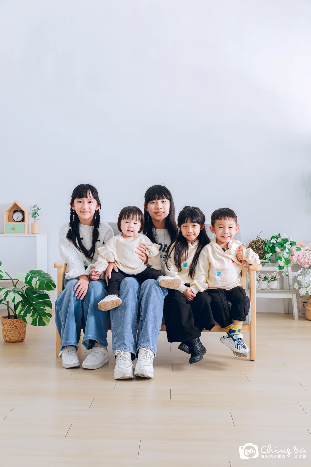 2023 年新春的家族全家福，8 大 5 小
