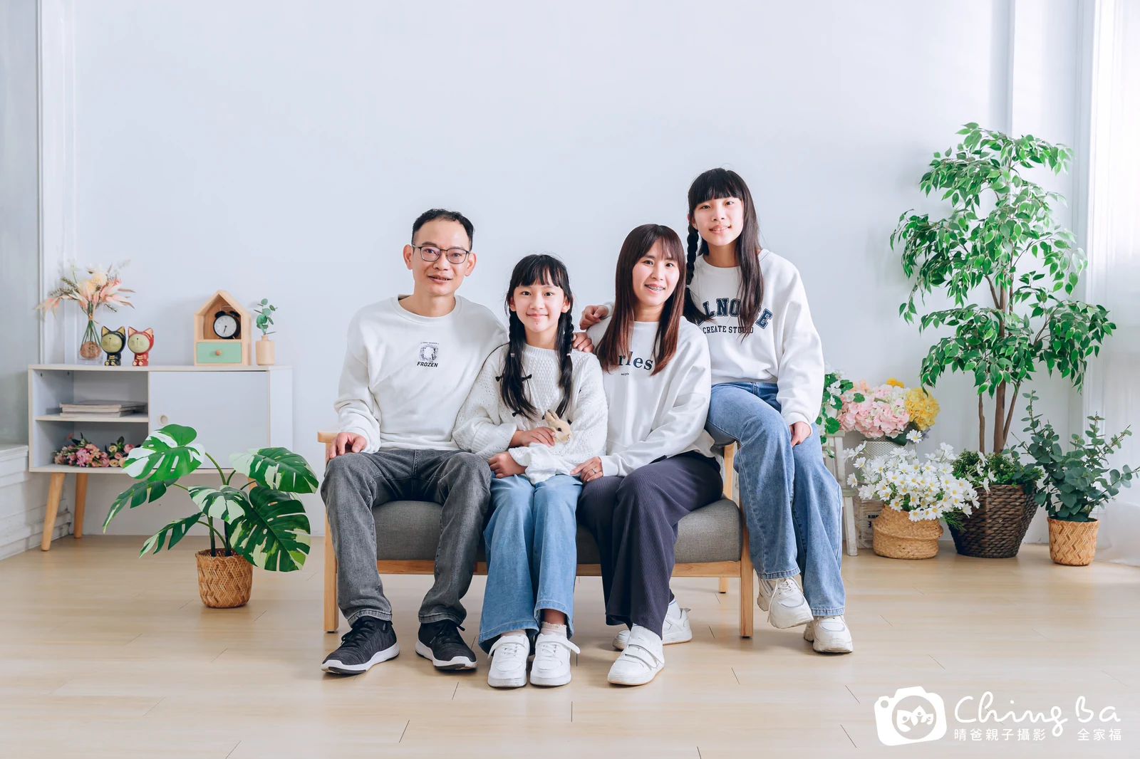 一家人在晴爸攝影棚拍全家福