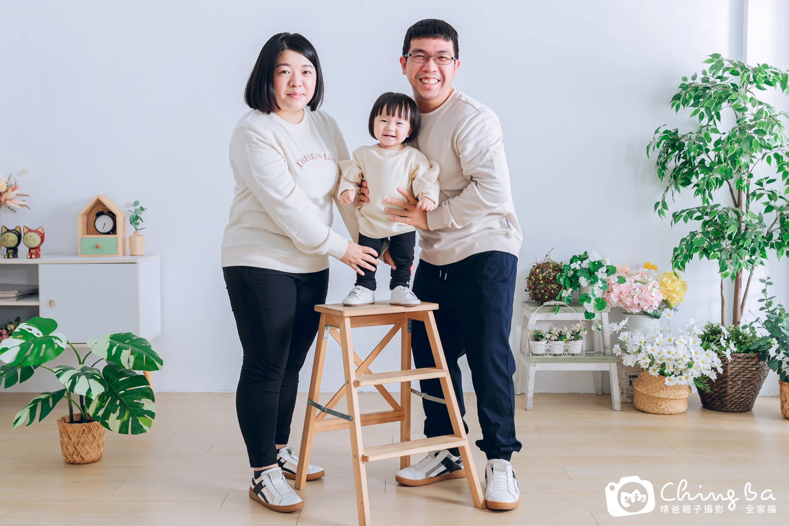 2023 年新春的家族全家福，8 大 5 小