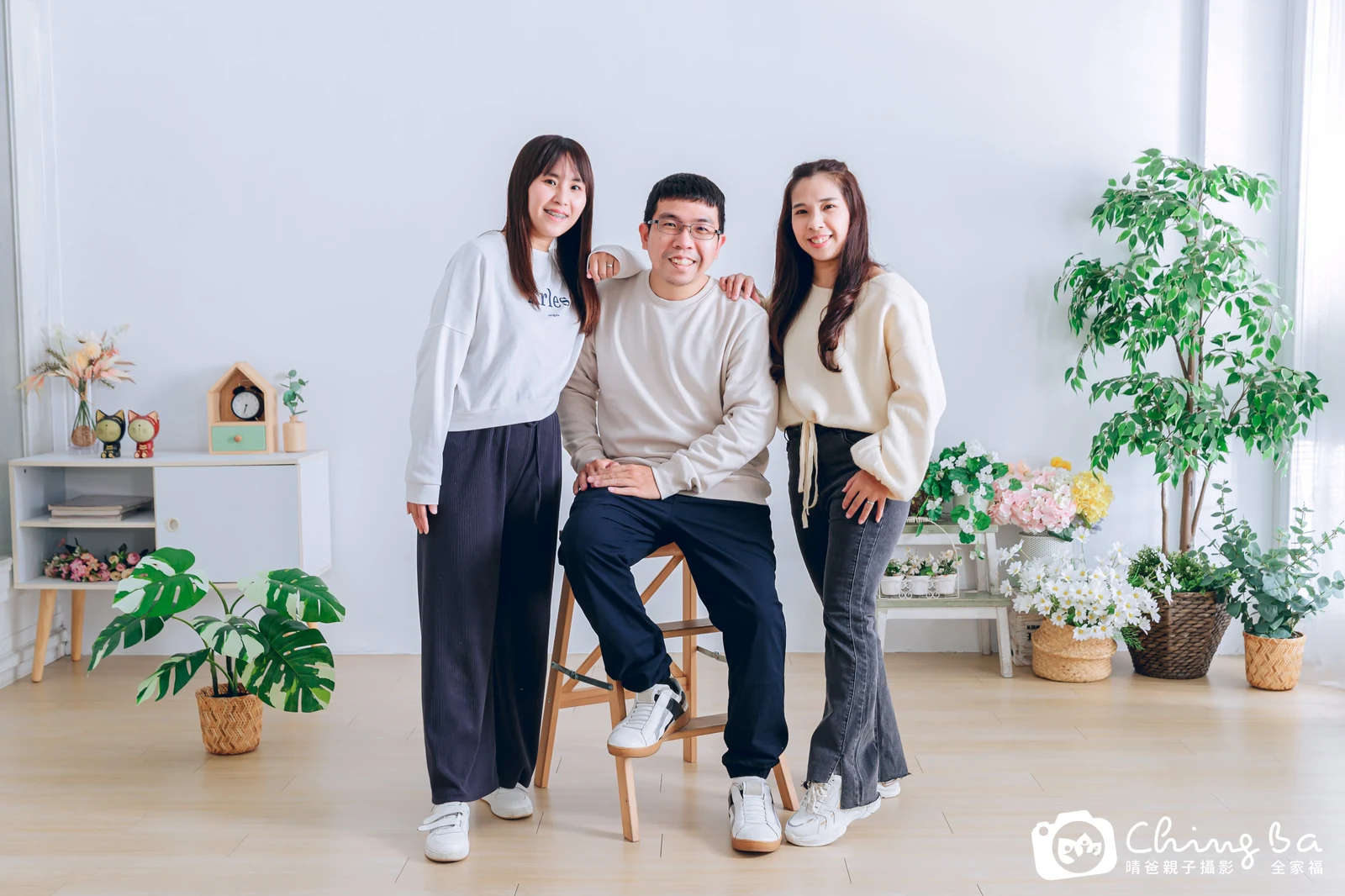 一家人在晴爸攝影棚拍全家福