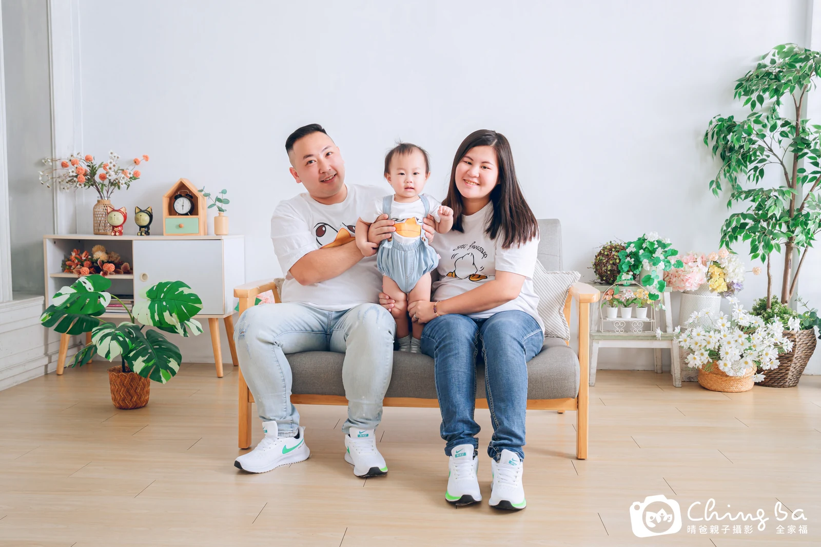 一家人在晴爸攝影棚拍全家福
