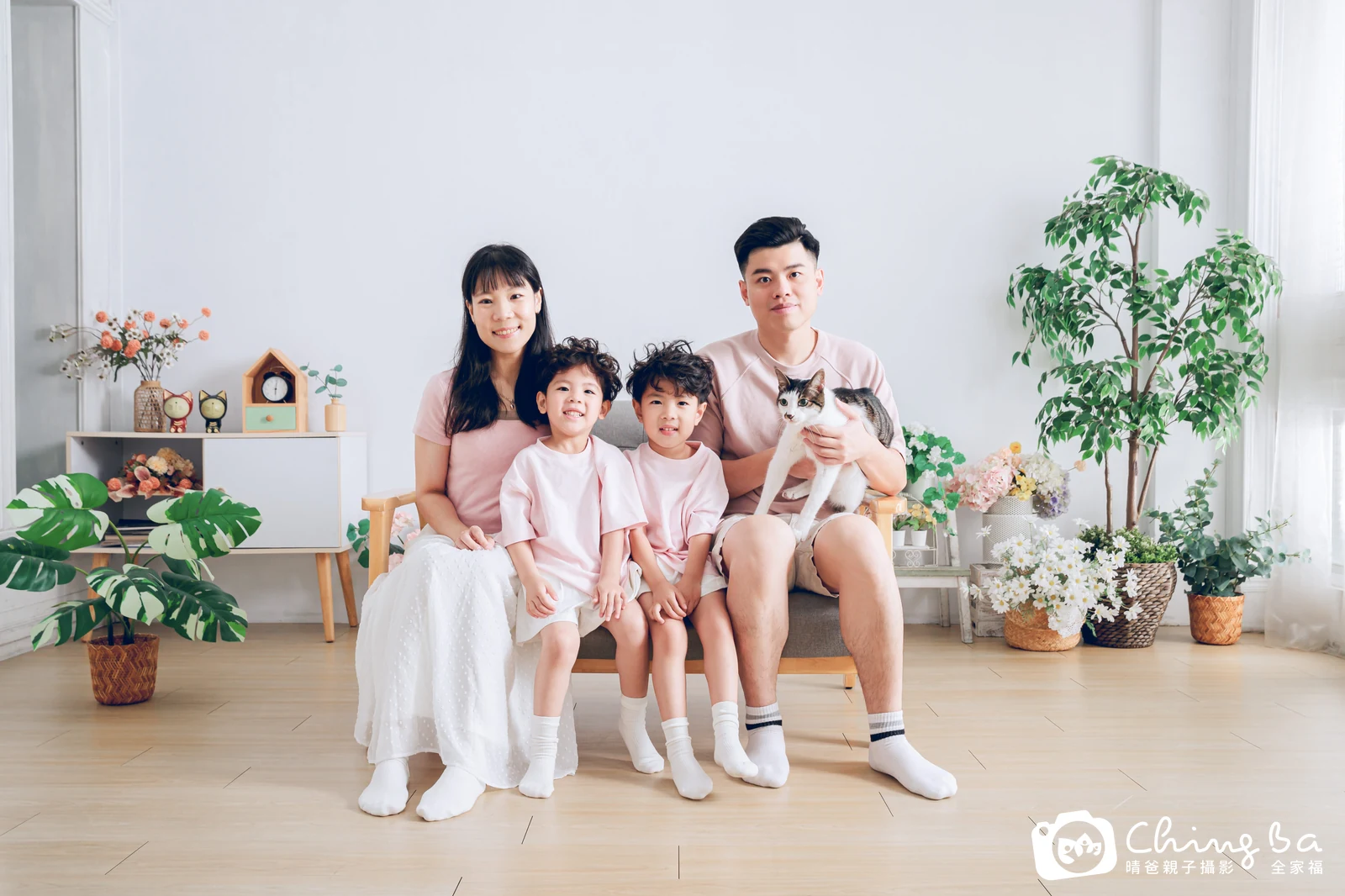 2026 年春季的家族全家福，3 大 2 小