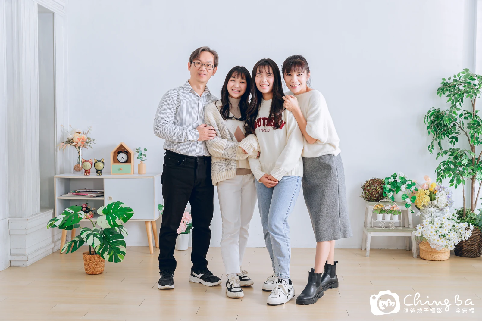一家人在晴爸攝影棚拍全家福