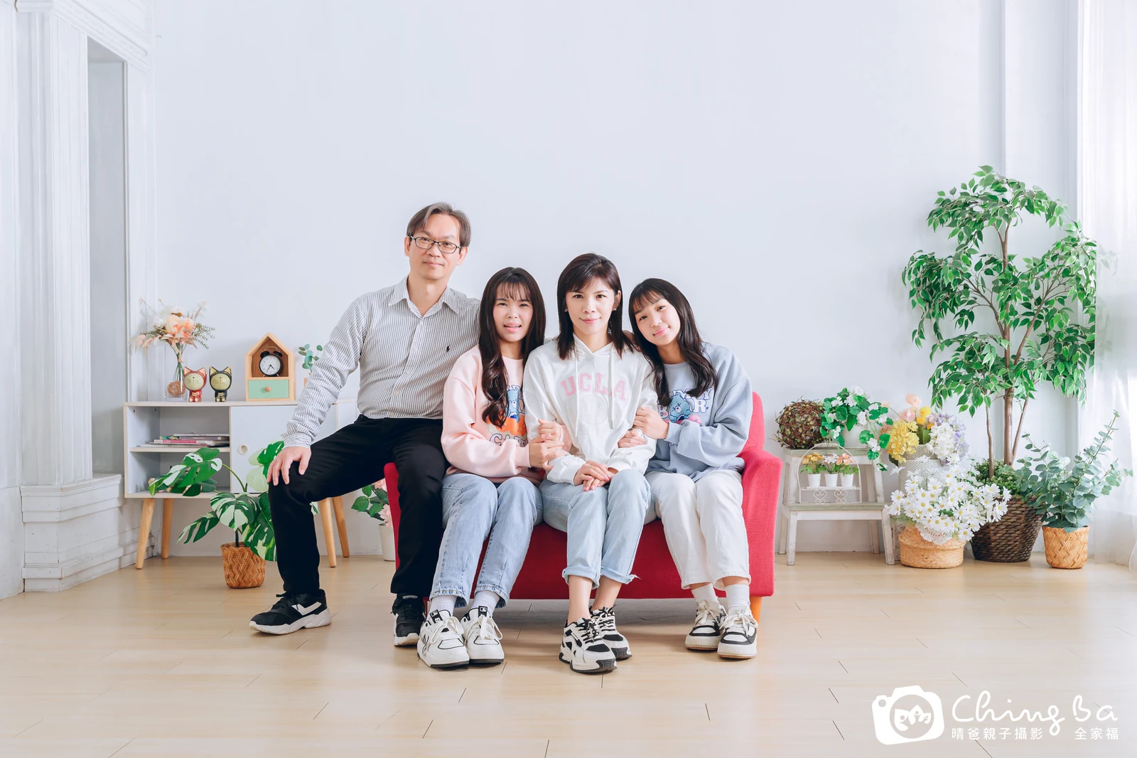 一家人在晴爸攝影棚拍全家福