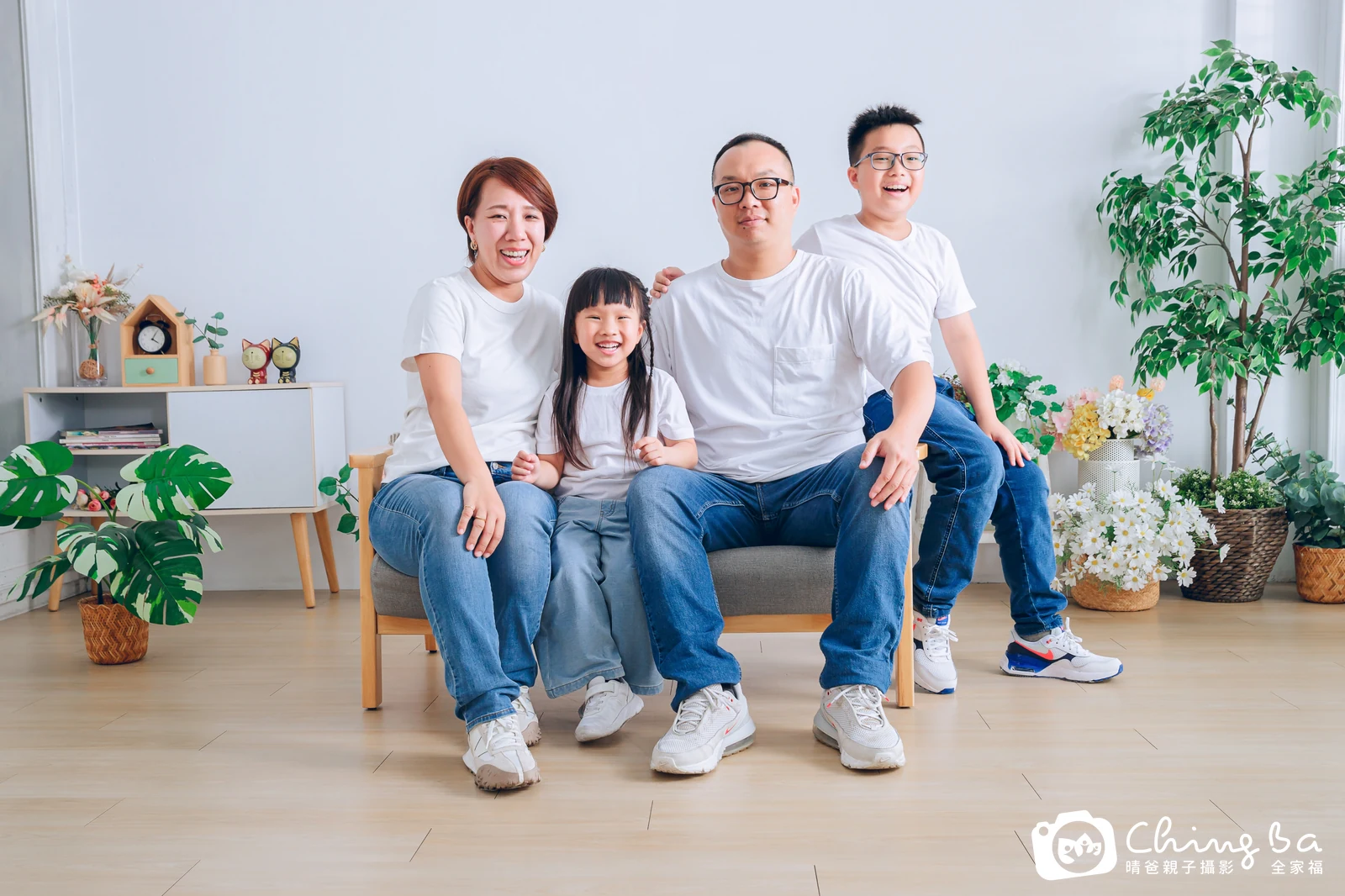 2024 年夏季的家族全家福,8 大 4 小