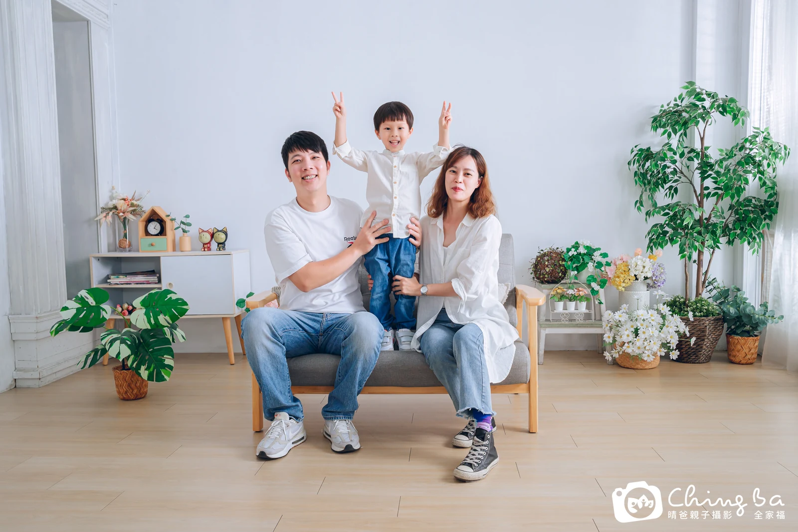 一家人在晴爸攝影棚拍全家福