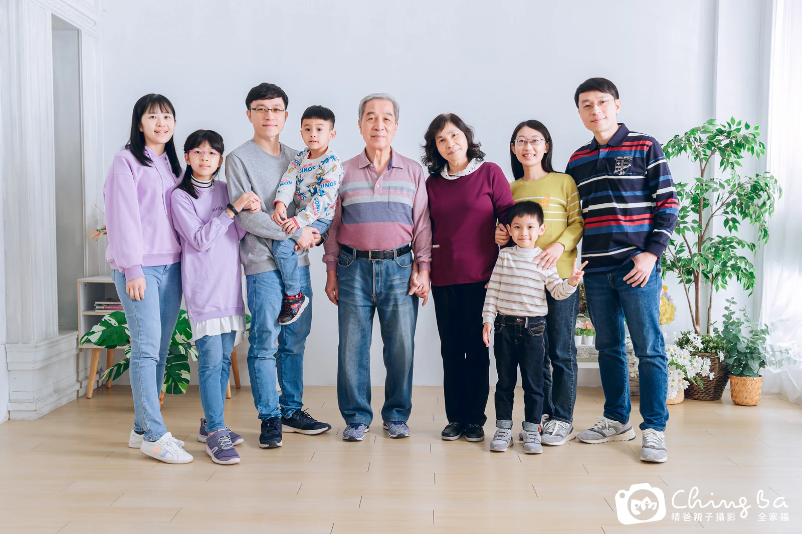 一家人在晴爸攝影棚拍全家福