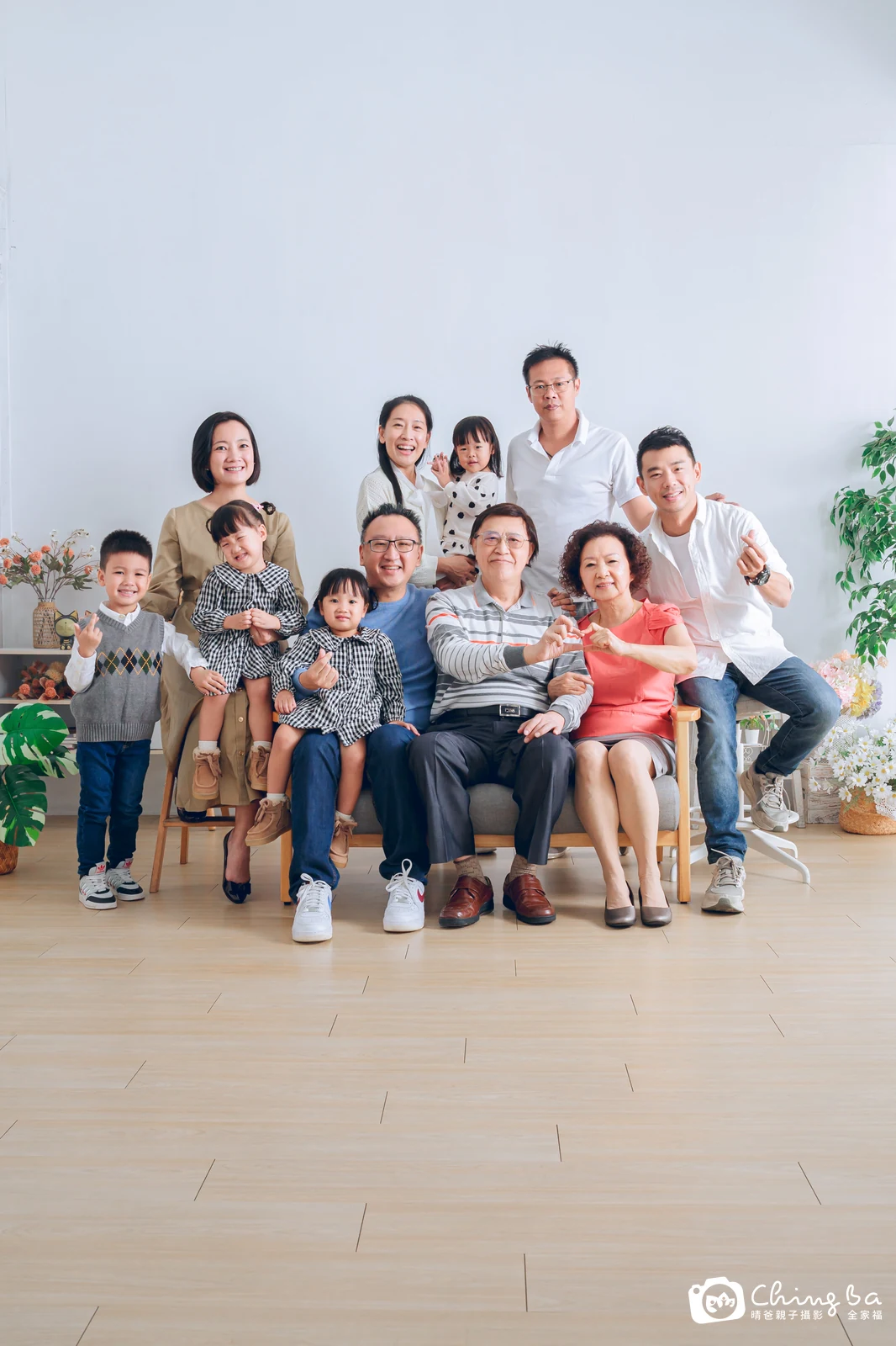 2024 年冬季的家族全家福，8 大 4 小