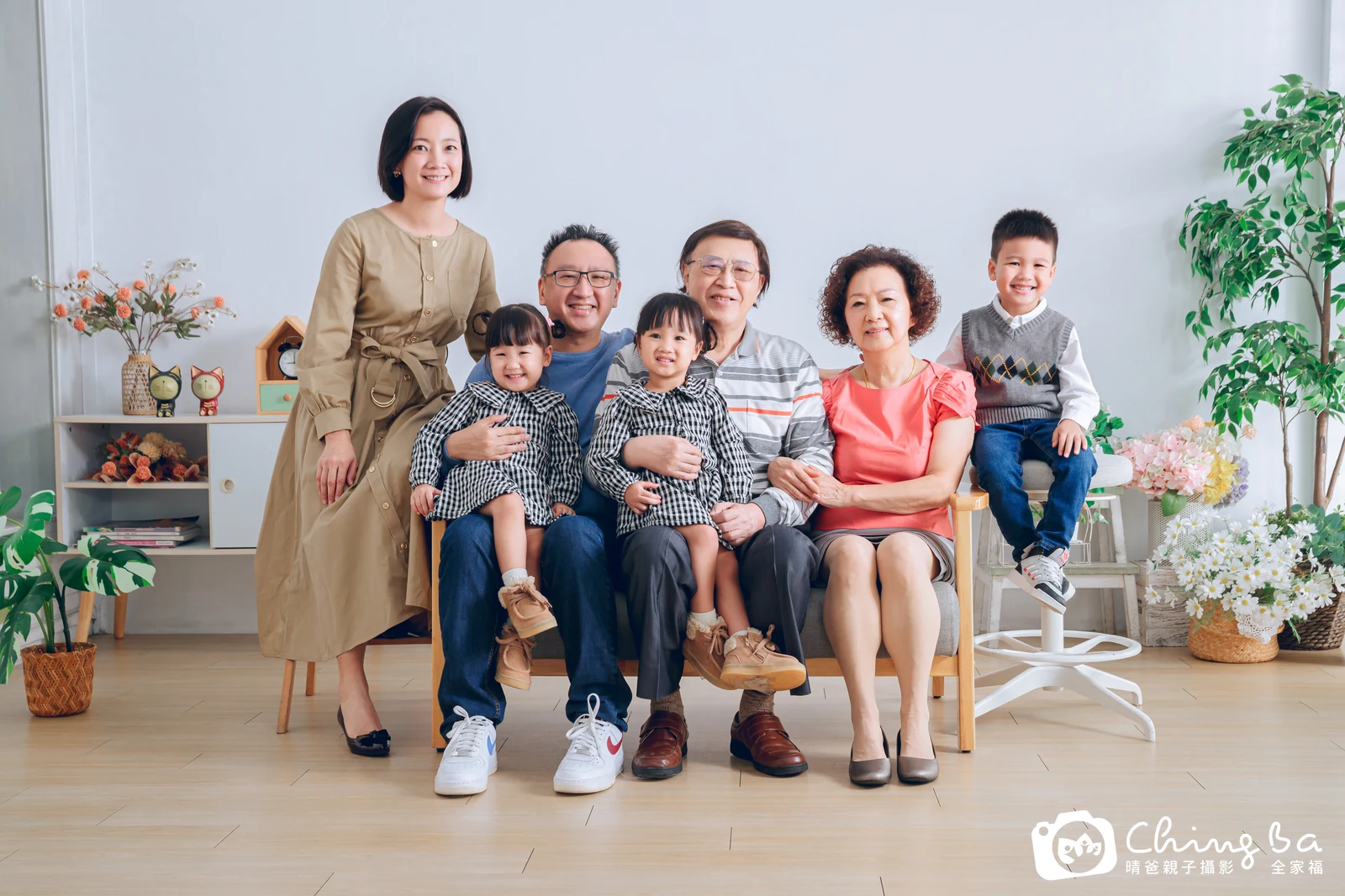 一家人在晴爸攝影棚拍全家福