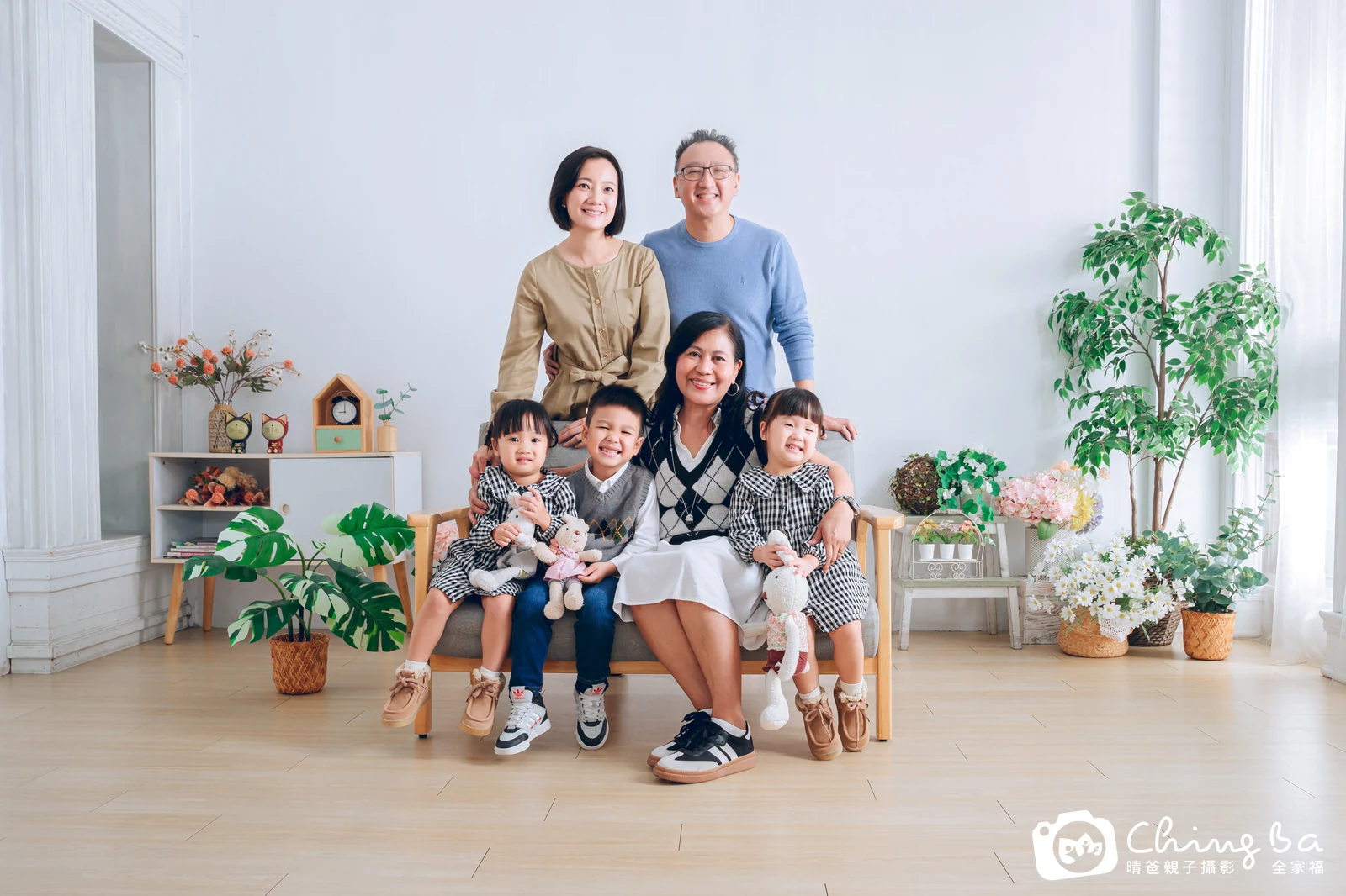 一家人在晴爸攝影棚拍全家福