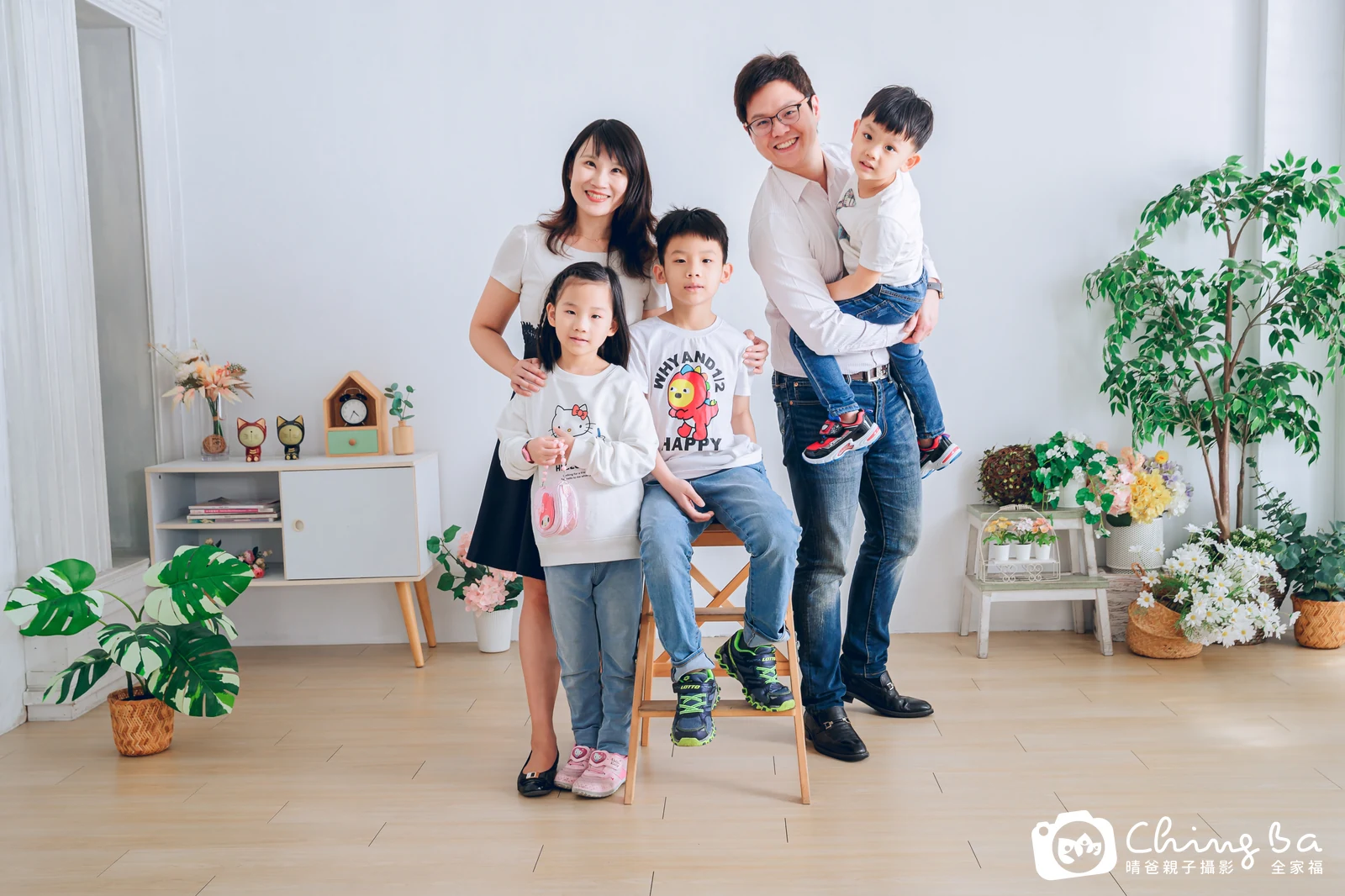 一家人在晴爸攝影棚拍全家福