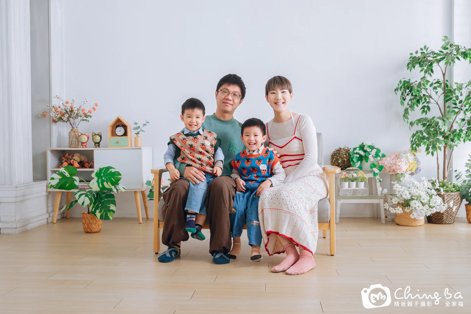 2025 年冬季的家族全家福，5 大 2 小