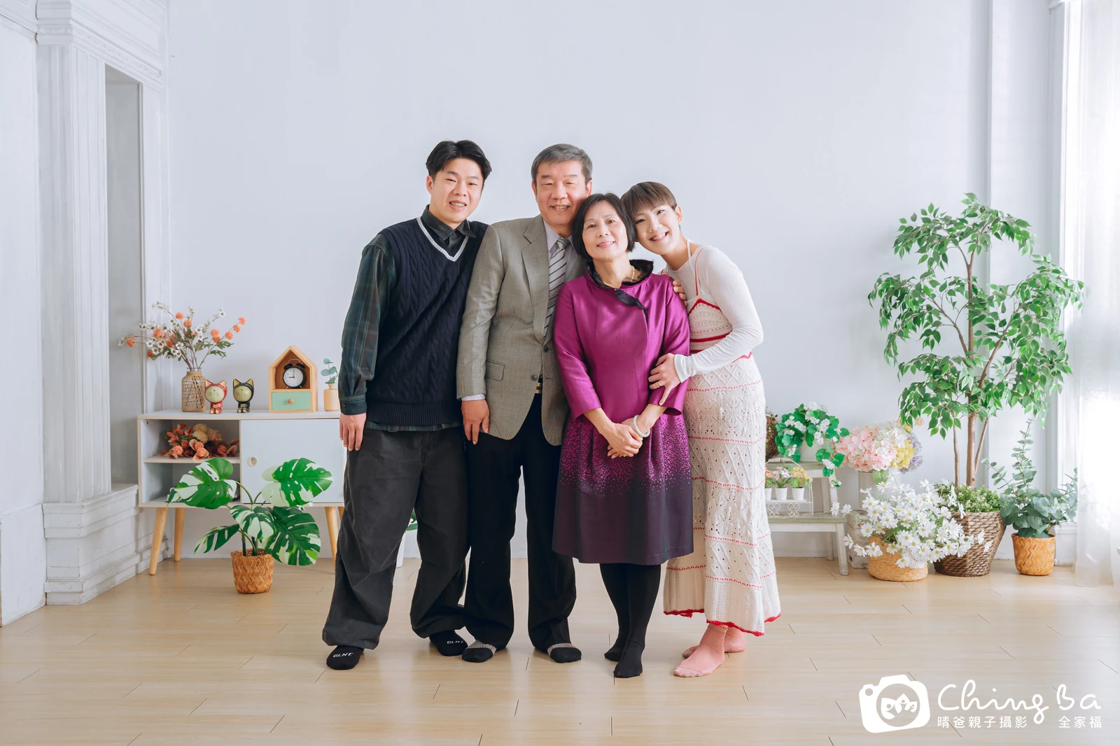 一家人在晴爸攝影棚拍全家福