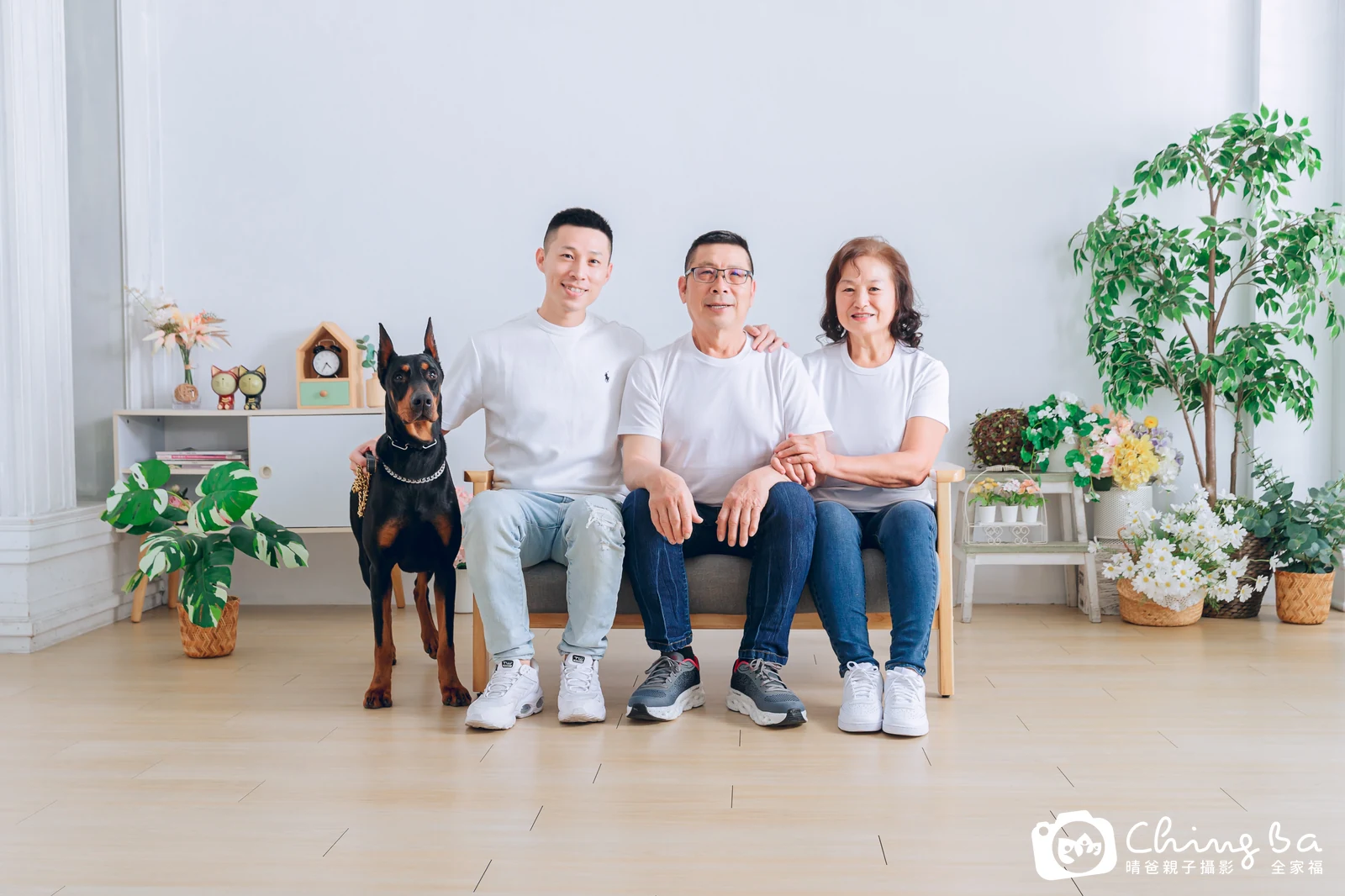 一家人在晴爸攝影棚拍全家福