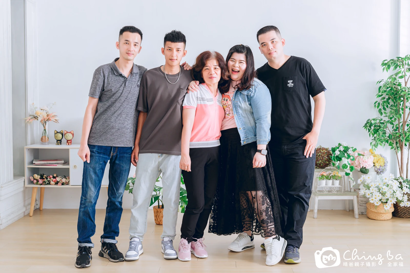 一家人在晴爸攝影棚拍全家福
