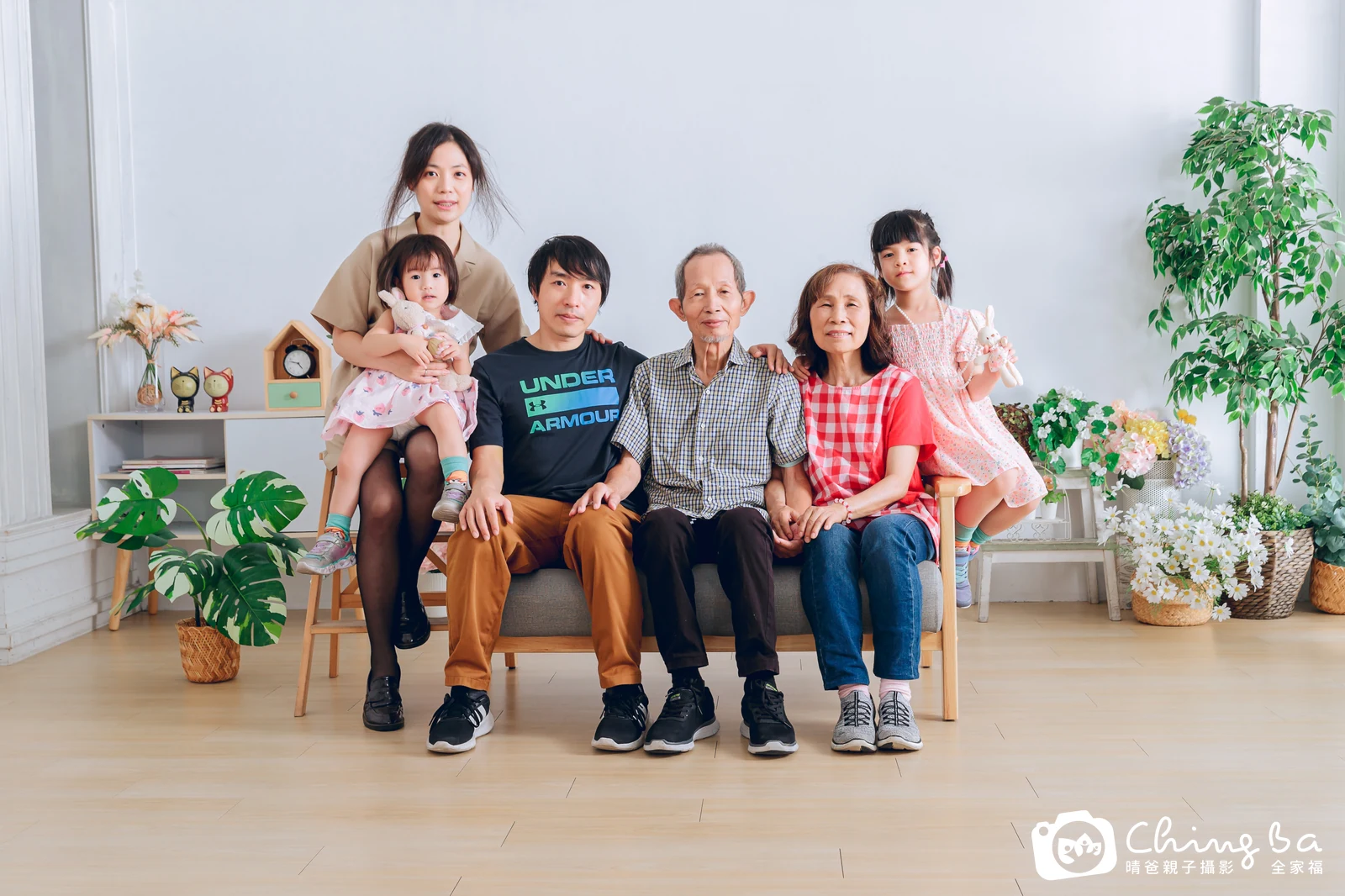 2023 年夏季的家族全家福，7 大 4 小