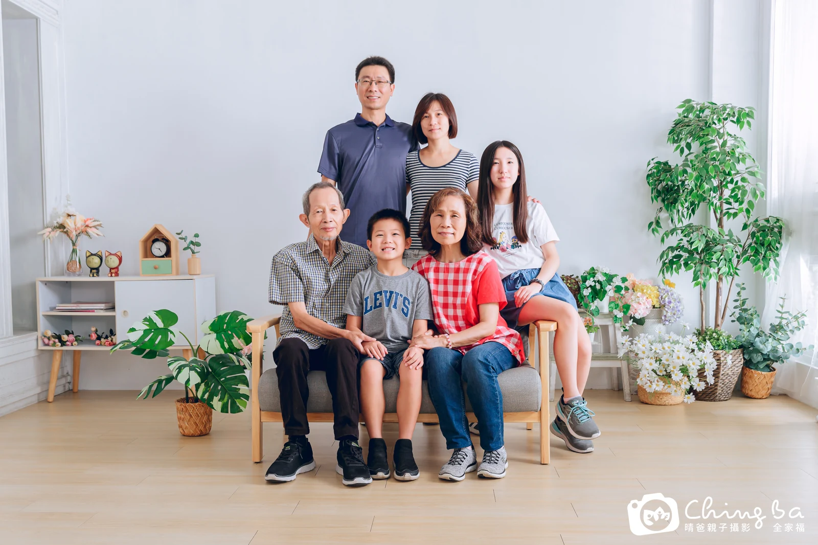 一家人在晴爸攝影棚拍全家福