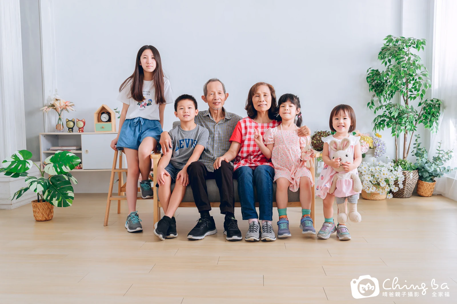 2023 年夏季的家族全家福，7 大 4 小