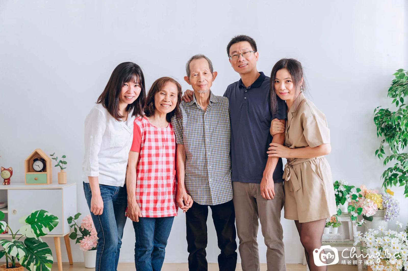 一家人在晴爸攝影棚拍全家福