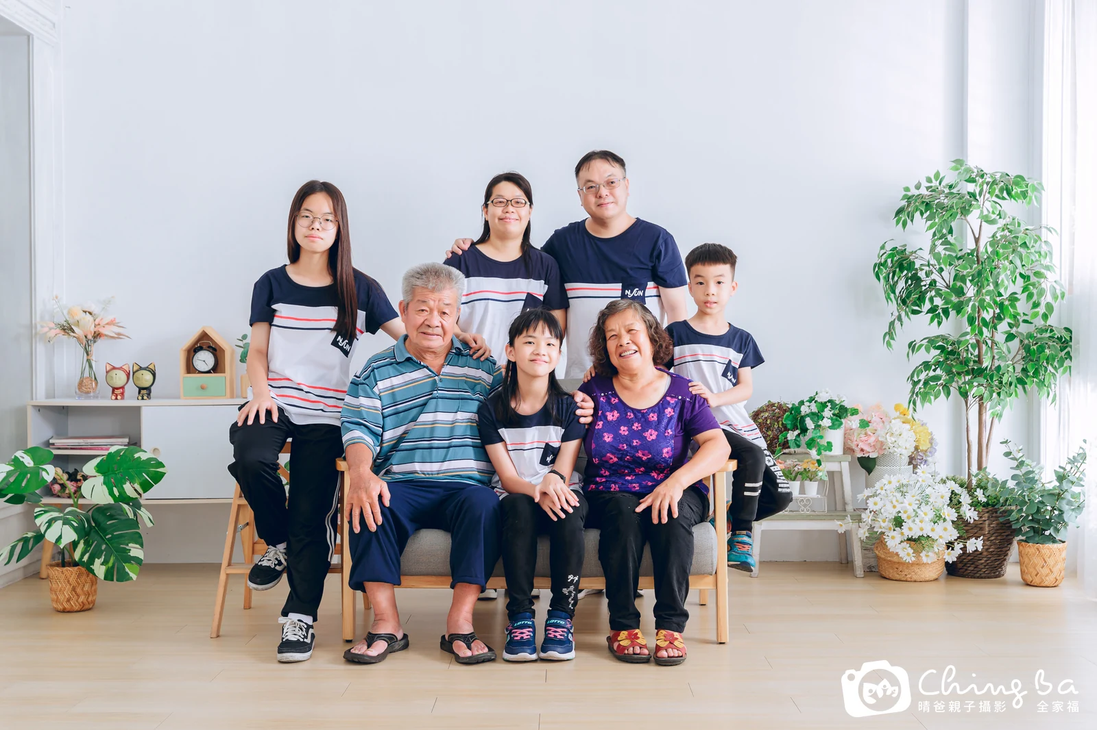 2023 年母親節的家族全家福,8 大 7 小