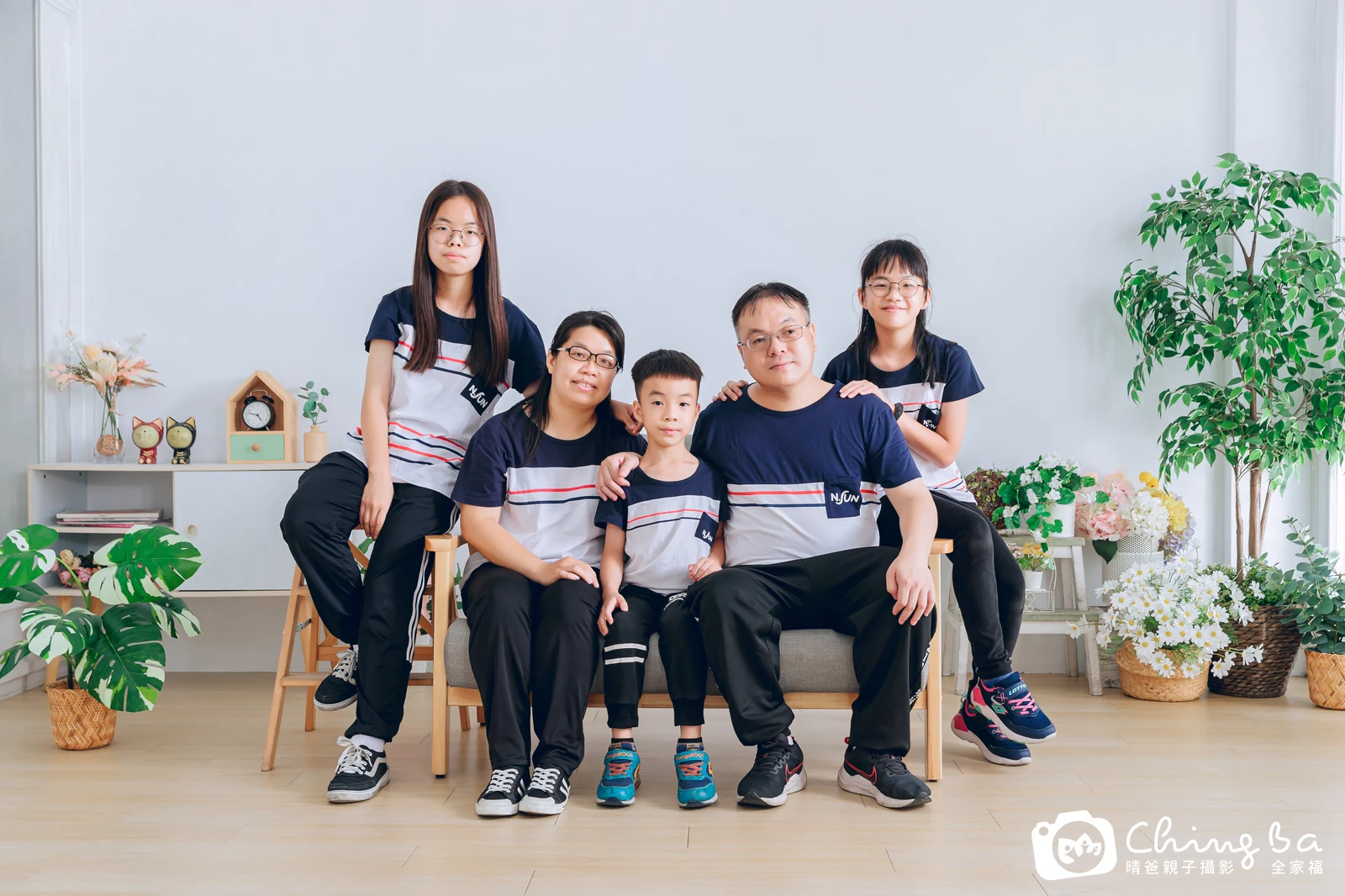 一家人在晴爸攝影棚拍全家福