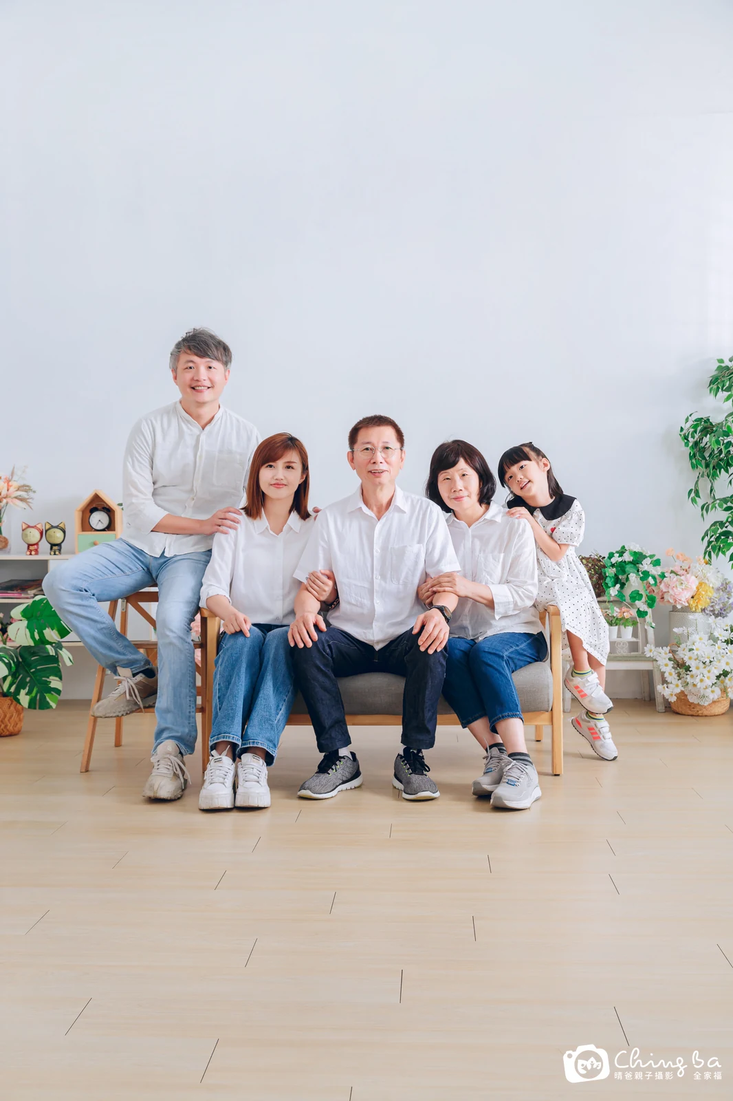 2024 年母親節的家族全家福，6 大 2 小