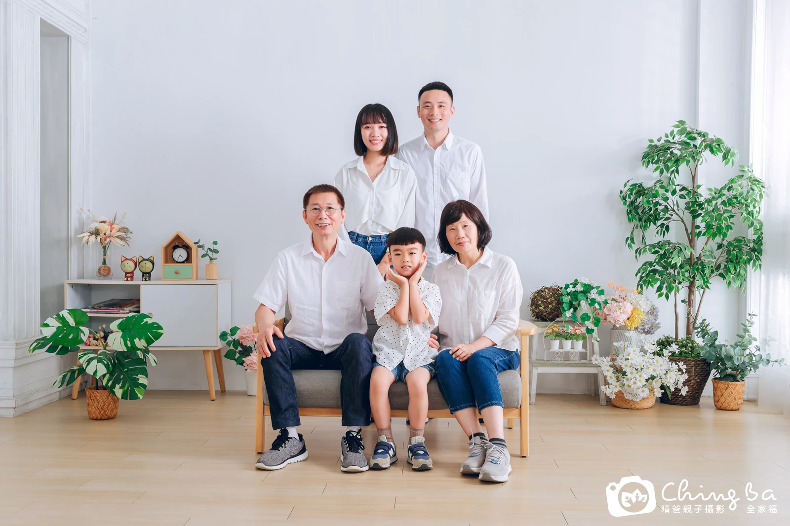 一家人在晴爸攝影棚拍全家福