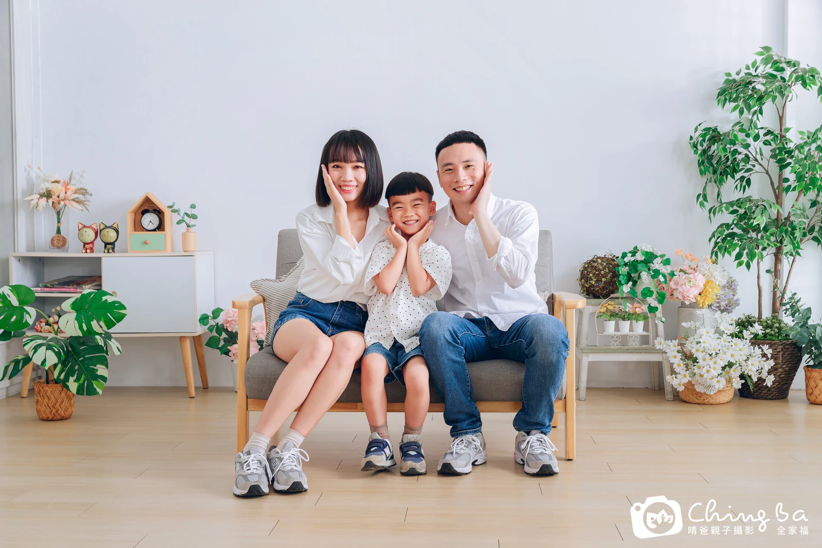 一家人在晴爸攝影棚拍全家福