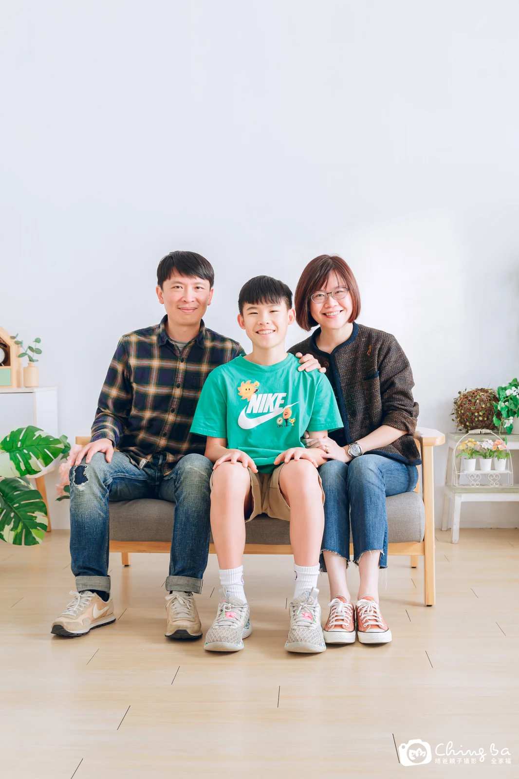 2024 年春季的家族全家福，9 大 1 小