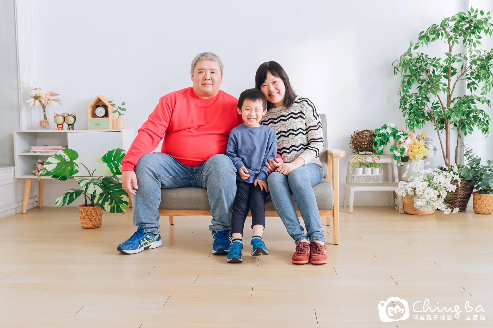 一家人在晴爸攝影棚拍全家福