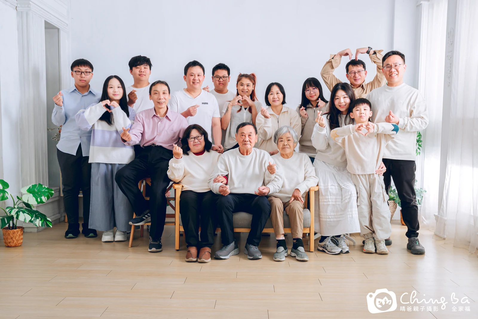 2025 年冬季的家族全家福，10 大 6 小