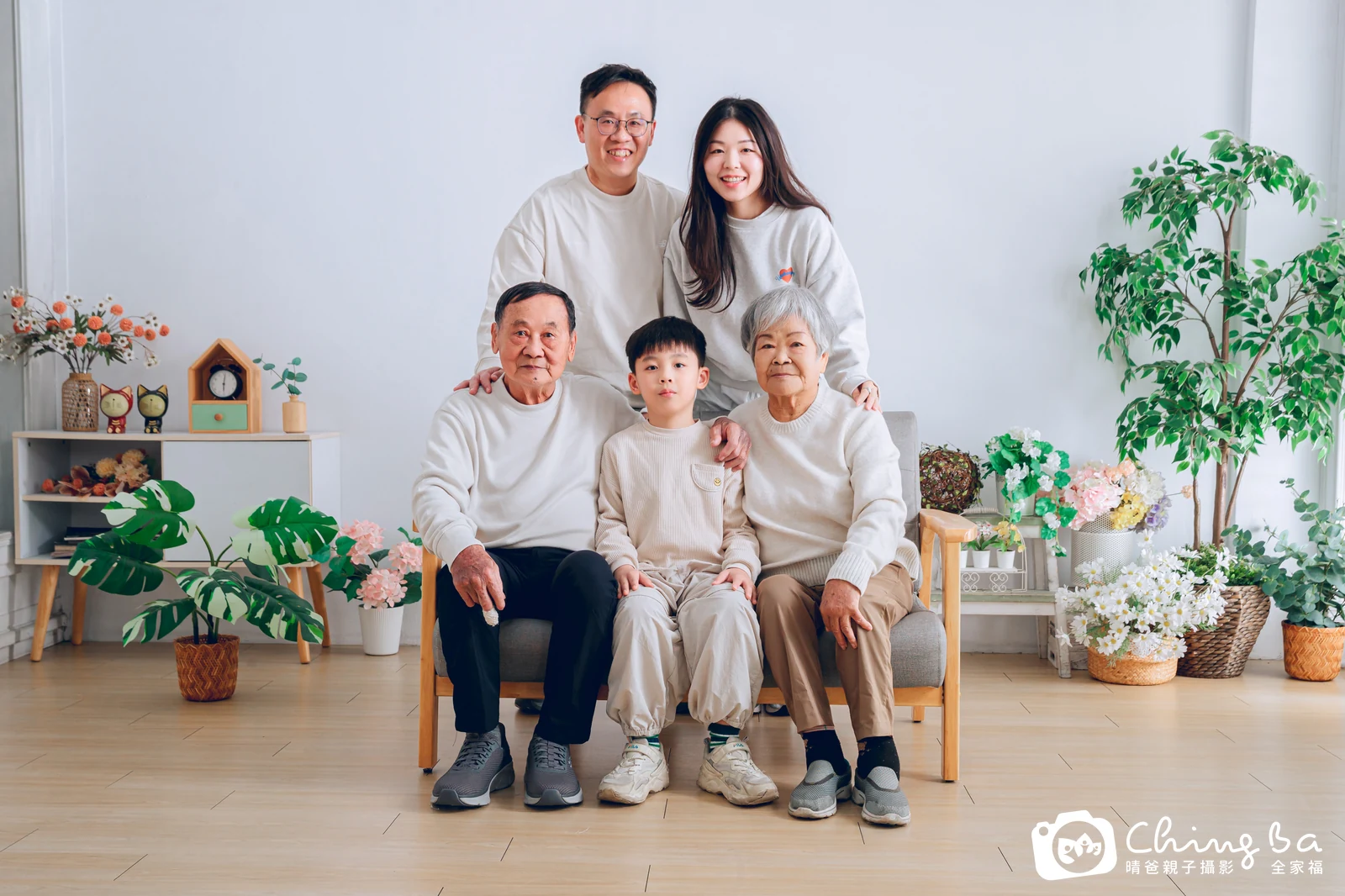 一家人在晴爸攝影棚拍全家福