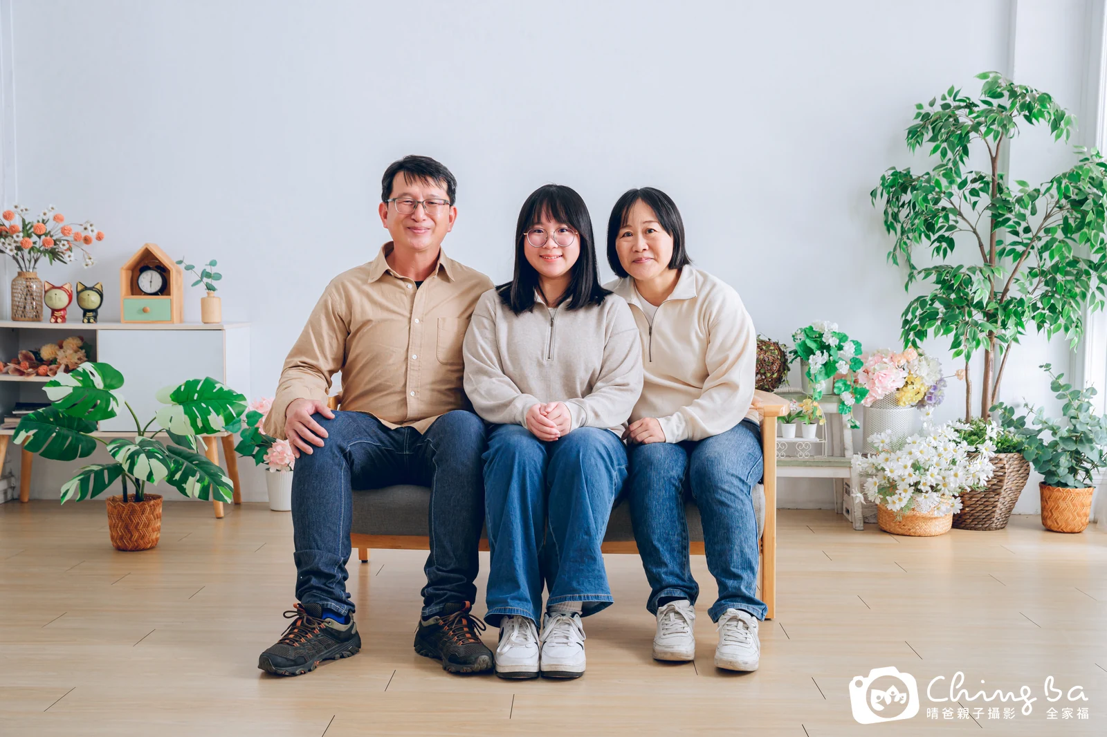 一家人在晴爸攝影棚拍全家福