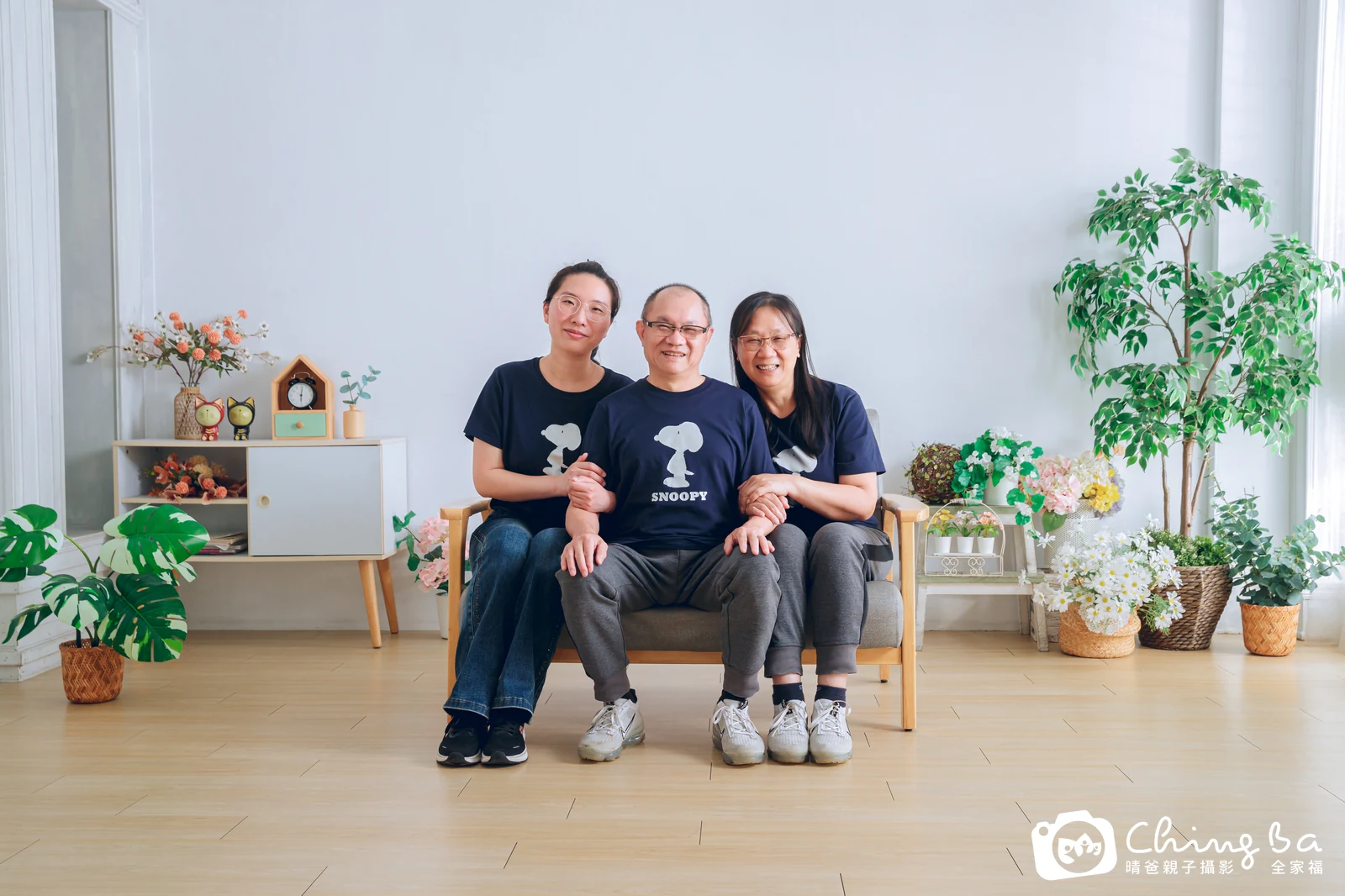 一家人在晴爸攝影棚拍全家福