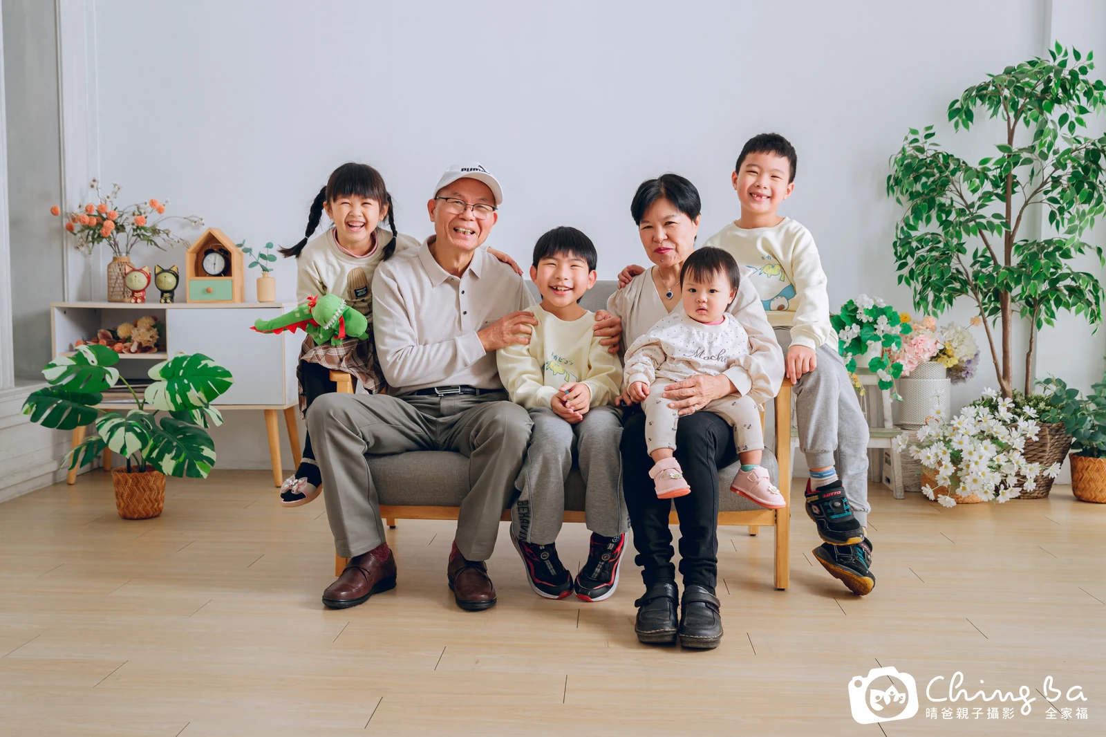 一家人在晴爸攝影棚拍全家福